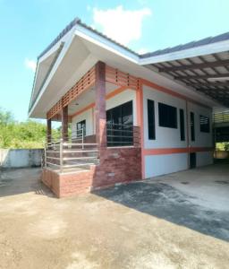 ที่ดินพร้อมบ้านสำหรับขายในจังหวัดพิจิตร มีสภาพดี มีเนื้อที่ 1 ไร่เศษ บ้านหลังหนึ่ง 2 ห้องนอน 2 ห้องน้ำ 1 ห้องครัว 1 ห้องรับแขก 1 ห้องทำงาน 1 ห้องน้ำเสริม 1 ห้องเก็บของ 1 ห้องเก็บของเสริม 1 ห้องเก็บของใต้บ้าน 1 ห้องเก็บของใต้บ้านเสริม 1 ห้องเก็บของใต้บ