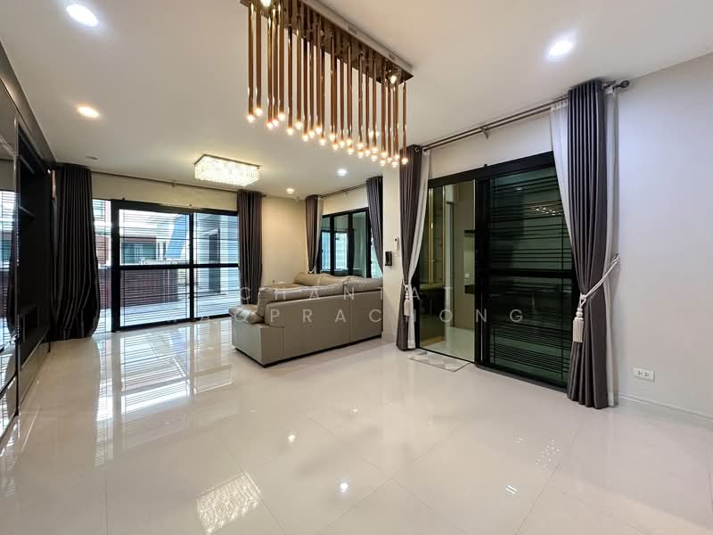 Setthasiri Charun-Pinklao, Bangkok