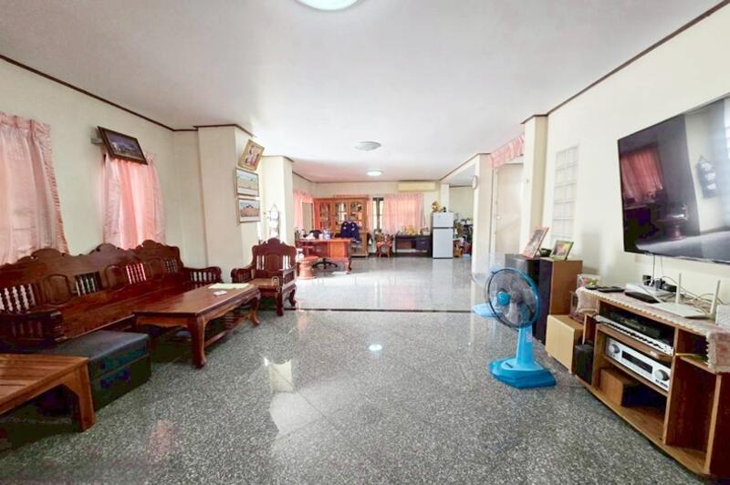 Baan Suetrong Suwinthawong, Bangkok