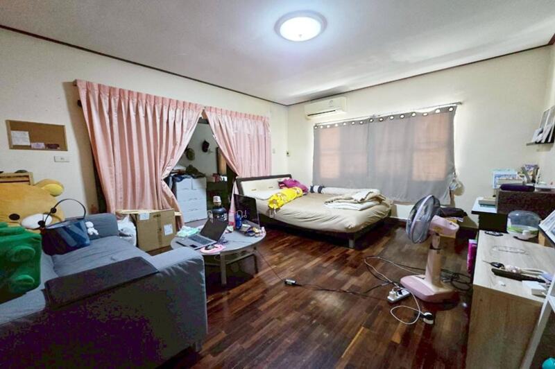 Baan Suetrong Suwinthawong, Bangkok