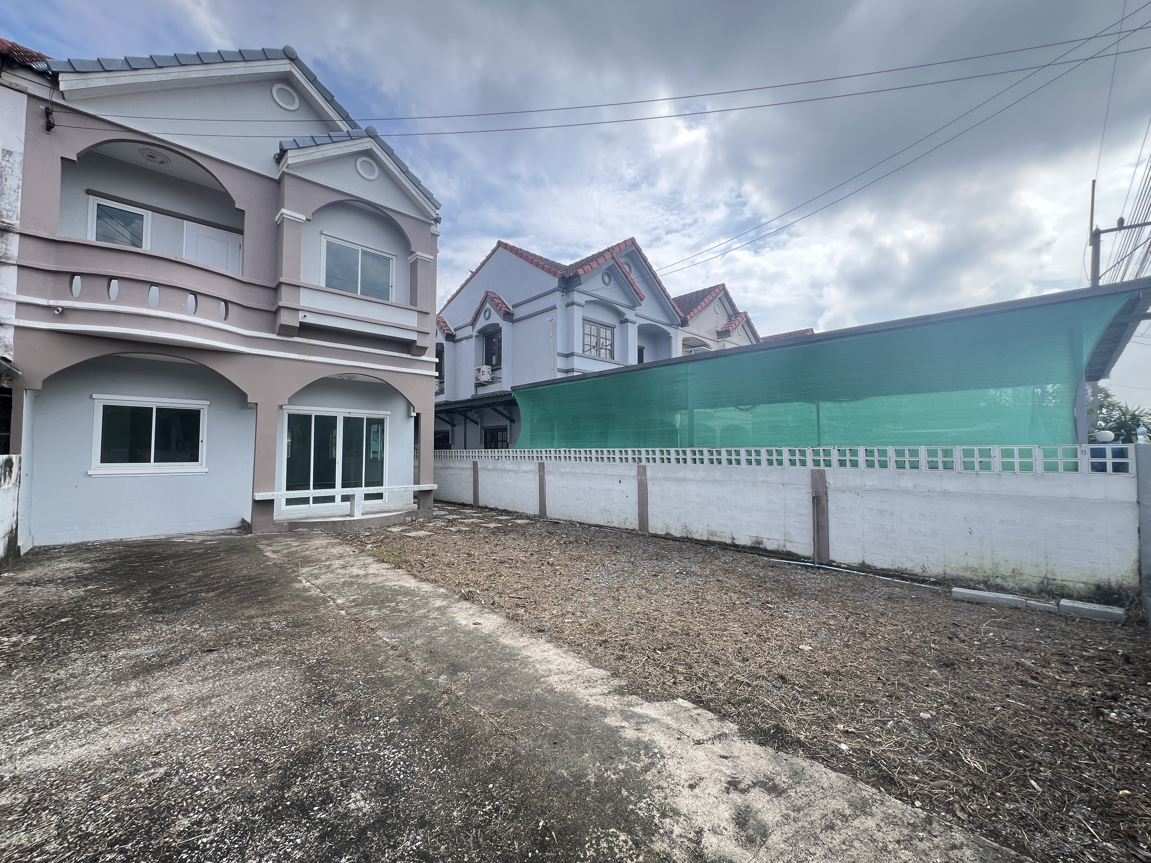 บ้านแฝด โครงการบ้านสวนแสนสุข องครักษ์ : ปรับปรุงใหม่