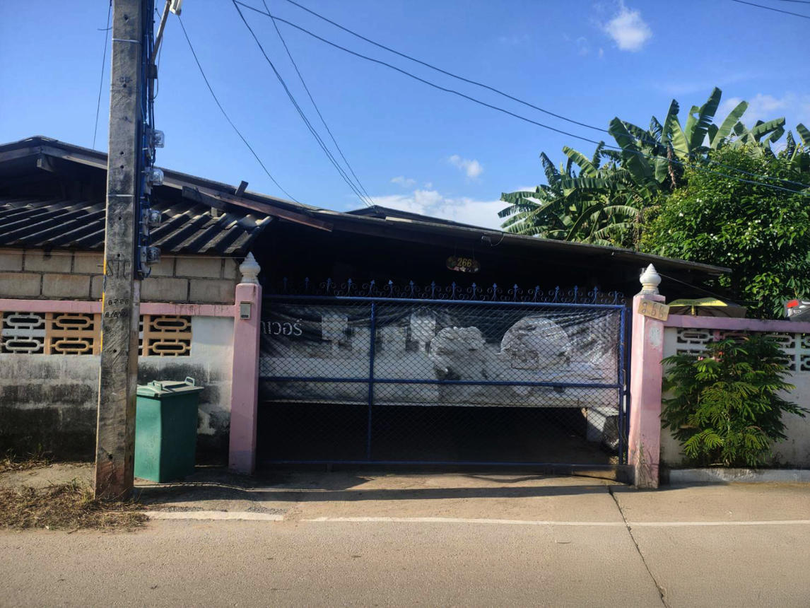 Single-family house outside Lopburi District, Lopburi Province, Lopburi