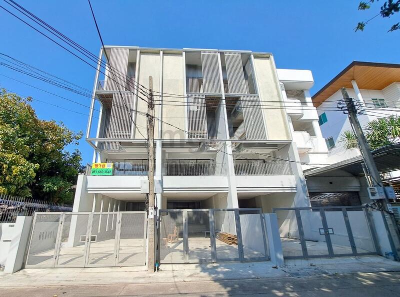 R2422, Bangkok