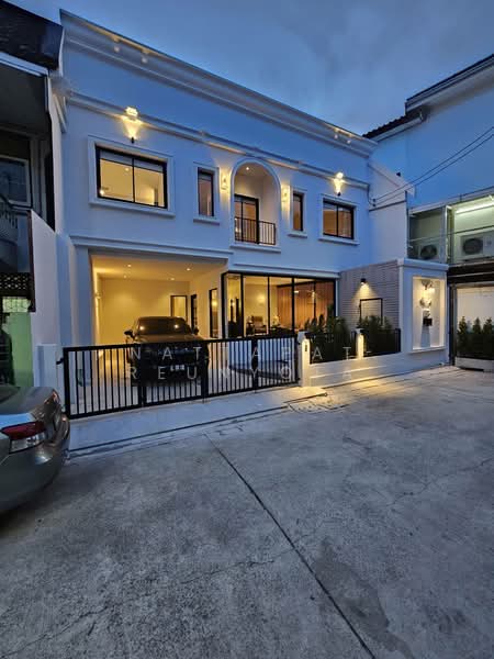 3-BR Townhouse, Bangkok