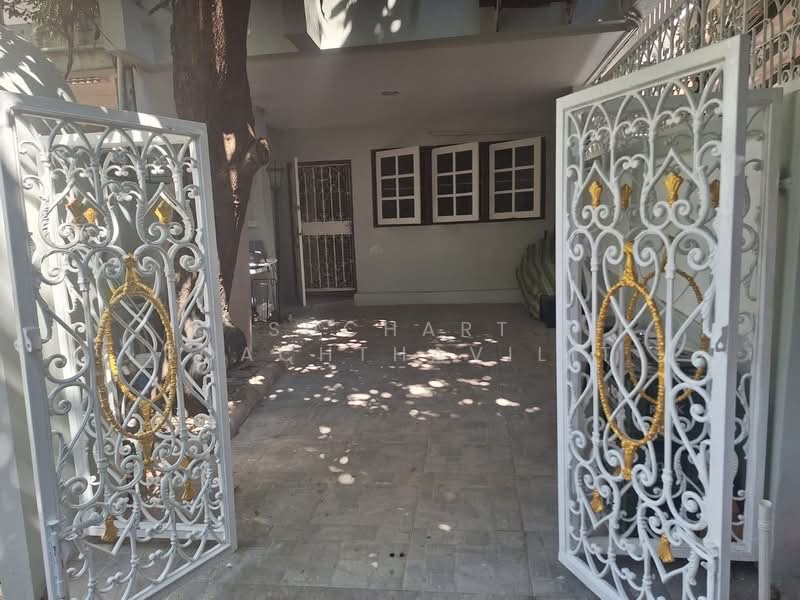 Townhouse for Sale 3 floors 26 sqw., Asok-Nana Area, Bangkok