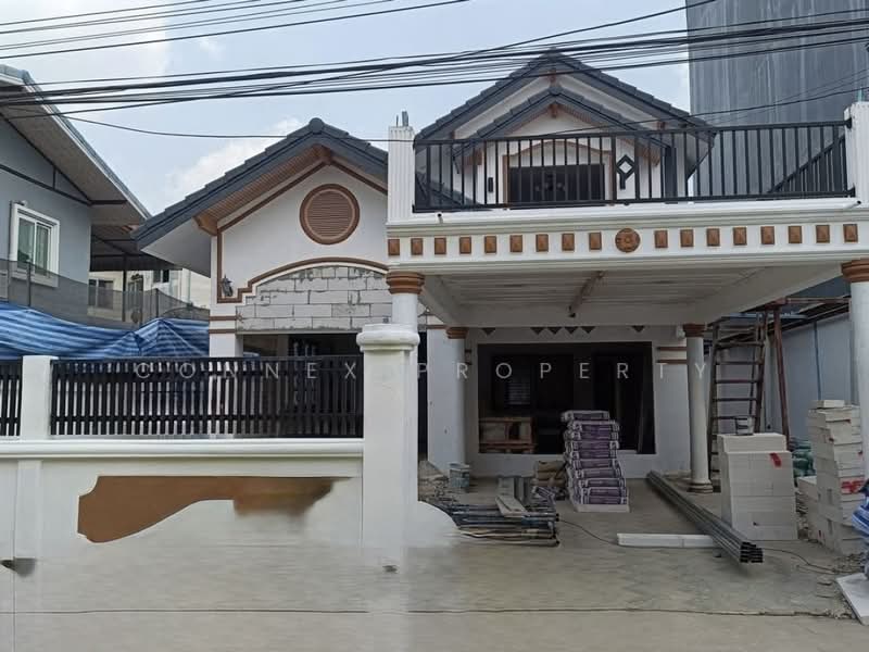 Single house on 60 square wah, along the northern side of Phasi Charoen Canal., Bangkok