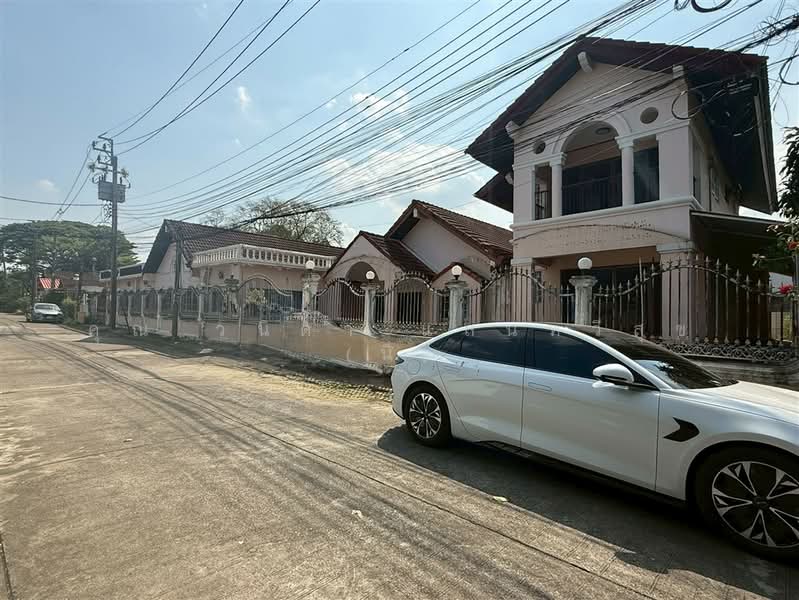 บ้านเฟื่องฟ้า แฮปปี้แลนด์ ( Baan Fueangfah Happyland ), Bangkok