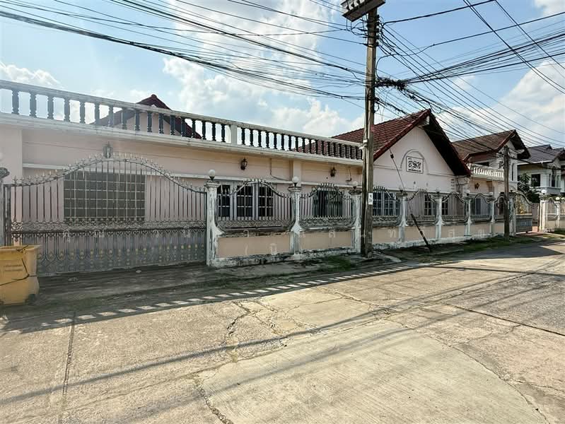 บ้านเฟื่องฟ้า แฮปปี้แลนด์ ( Baan Fueangfah Happyland ), Bangkok