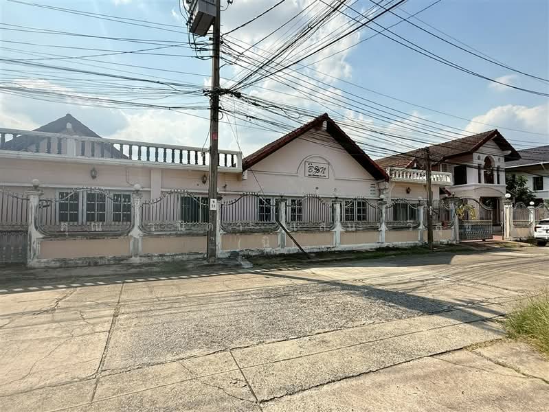 บ้านเฟื่องฟ้า แฮปปี้แลนด์ ( Baan Fueangfah Happyland ), Bangkok