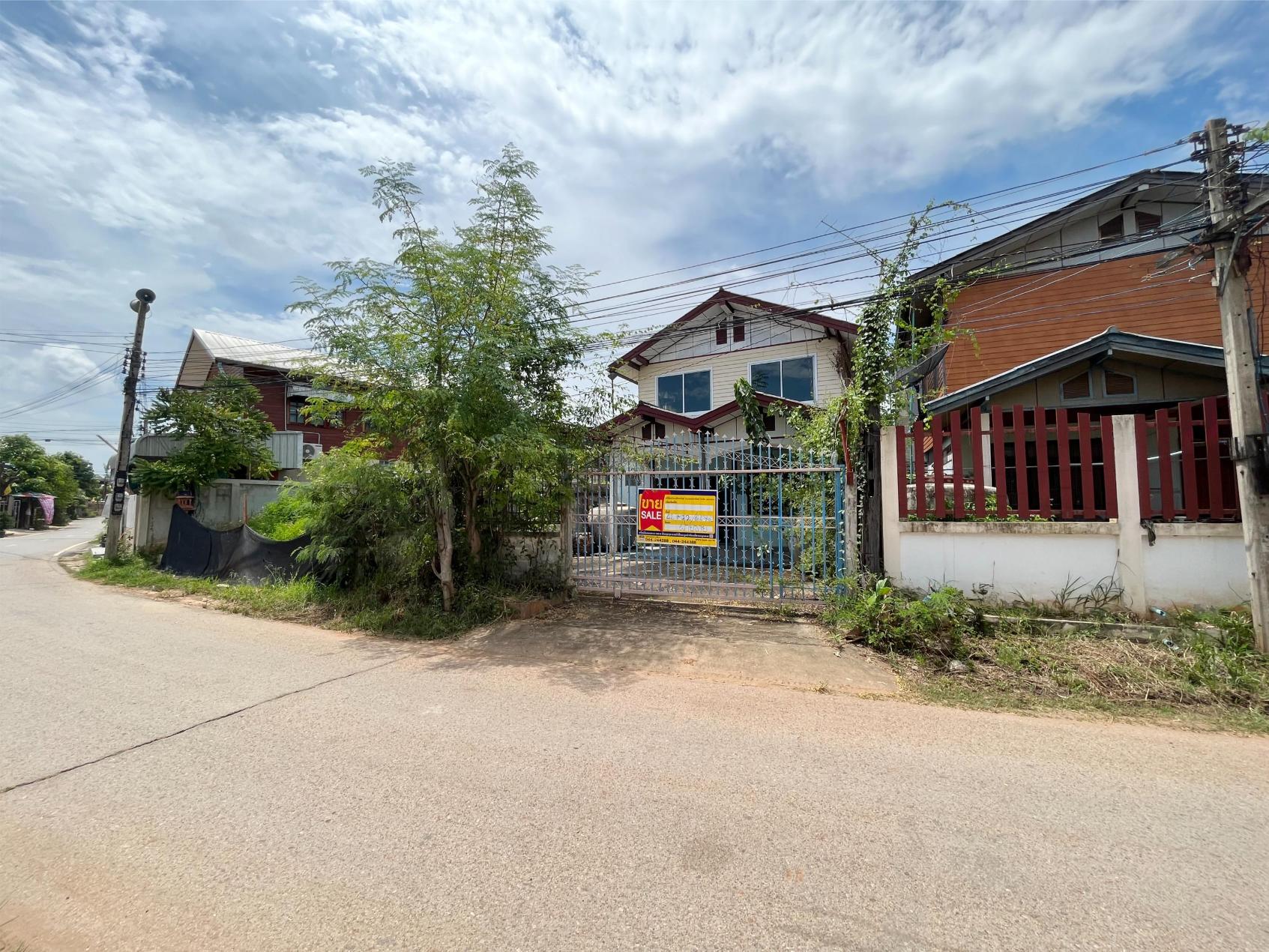 บ้านเดี่ยว บ้านค่าย เมืองชัยภูมิ พื้นที่ 250 ตารางวา 3 ห้องนอน 2 ห้องน้ำ ตกแต่งใหม่ มีบริเวณจอดรถ และสวนหลัง