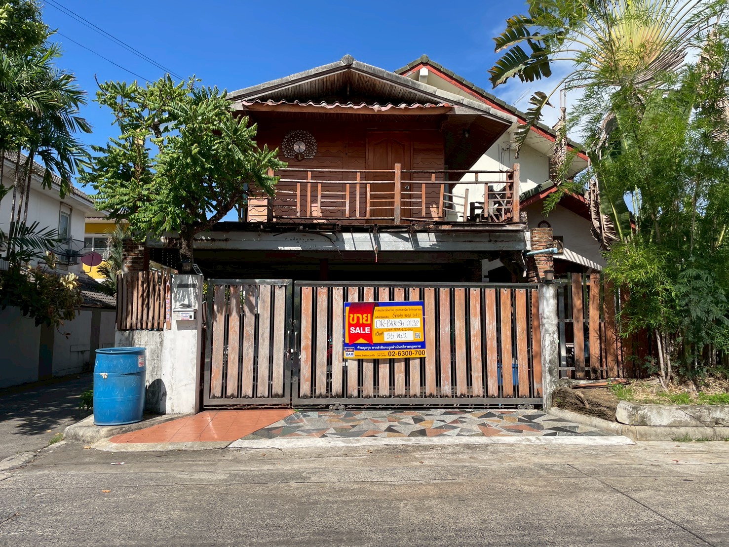 บ้านเดี่ยว 2 หลัง มโนรมย์ 4 ตั้งอยู่ในพื้นที่ที่มีความสงบและเงียบสงัด ใกล้กับแหล่งช็อปปิ้งและร้านอาหาร มีบริการรถรับ-ส่ง และมีระบบความปลอดภัยที่ดี