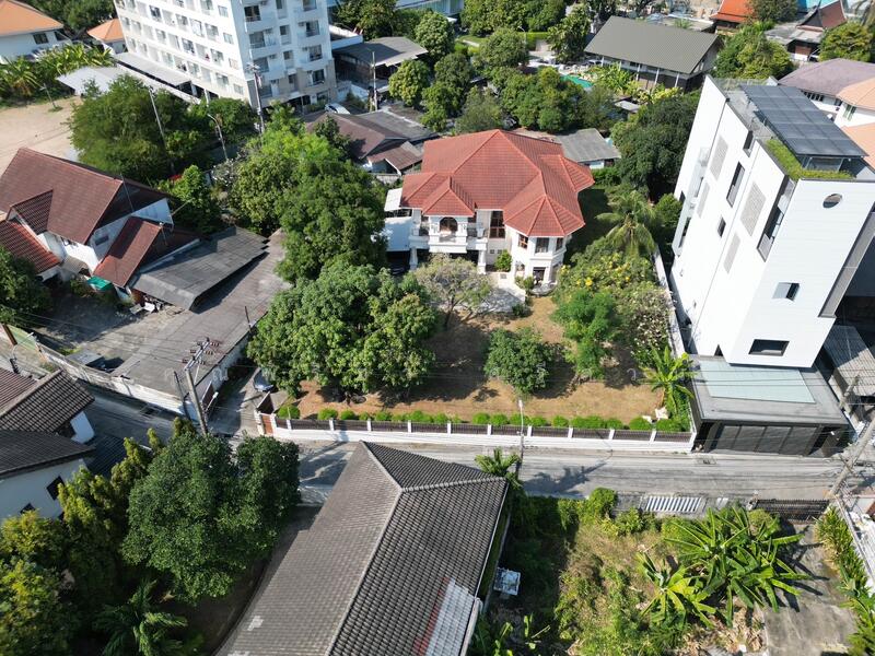 2-Storey House, Prasat Suk Alley, Bangkok