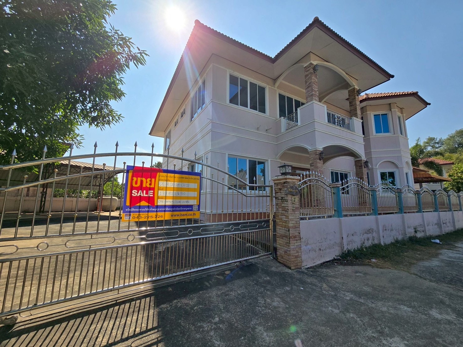 Single-family residence, 2-storey house in Panom Phrai.