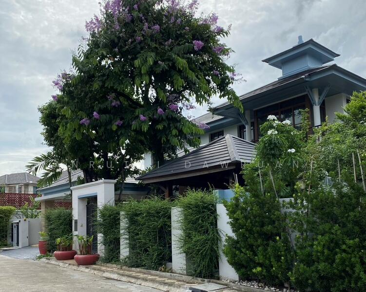 Narasiri Pattanakarn-Srinakarin, bangkok