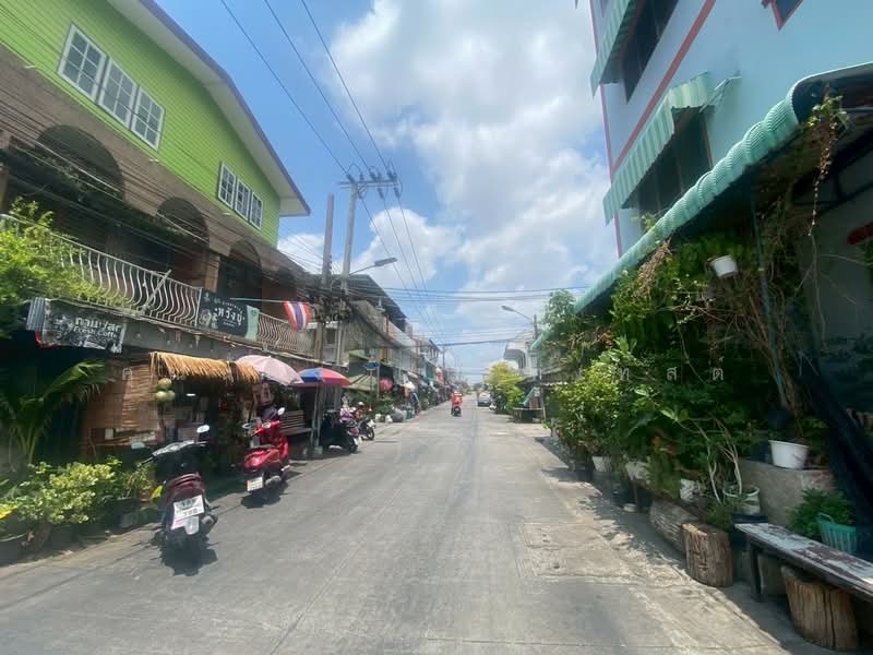 หมู่บ้าน สมุทรนิเวศน์, Samut Prakan