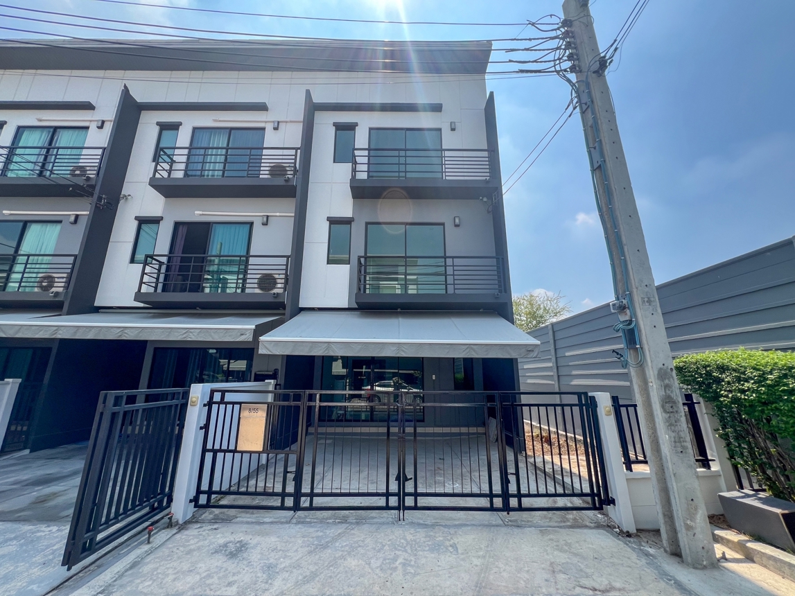 Townhouse in Baan Klang Muang, Ratchaphruek-Rattanathibet, Bang Bua Thong, Nonthaburi