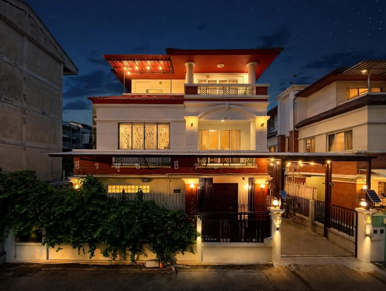Prime 3-Story House for Sale in Ari Samphan 1 | 60.5 Sq.w | 360 Sq.m | 5 Parking Spaces |, Bangkok