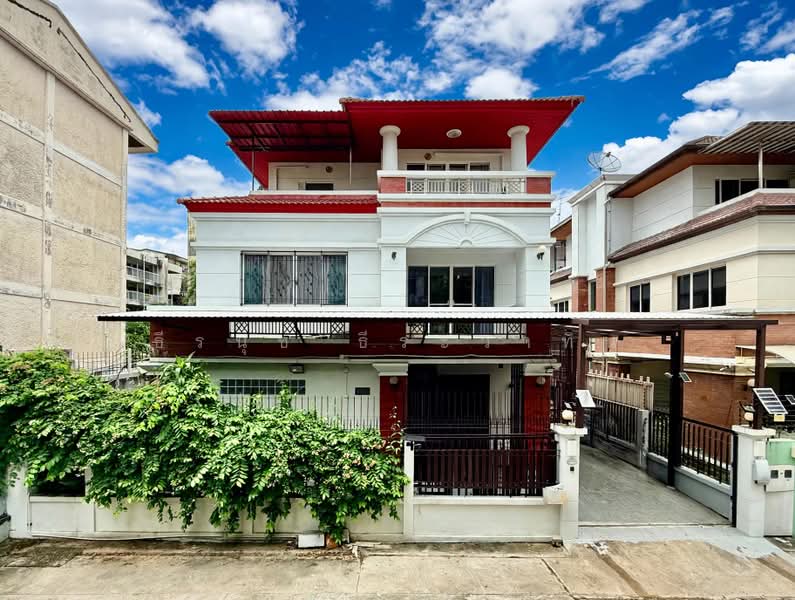 Prime 3-Story House for Sale in Ari Samphan 1 | 60.5 Sq.w | 360 Sq.m | 5 Parking Spaces |, Bangkok