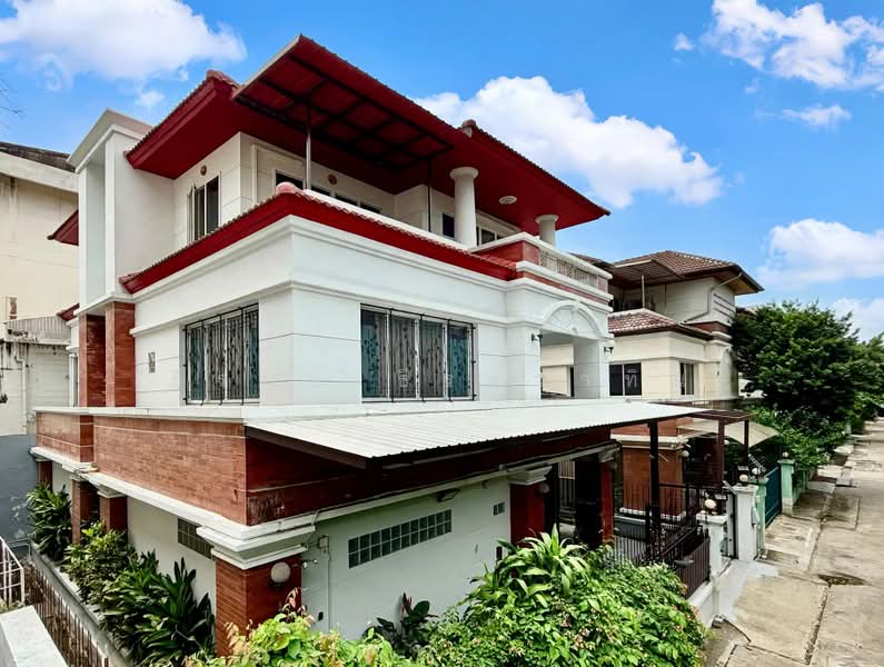 Prime 3-Story House for Sale in Ari Samphan 1 | 60.5 Sq.w | 360 Sq.m | 5 Parking Spaces |, Bangkok