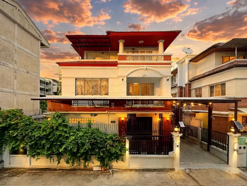 Prime 3-Story House for Sale in Ari Samphan 1 | 60.5 Sq.w | 360 Sq.m | 5 Parking Spaces |, Bangkok