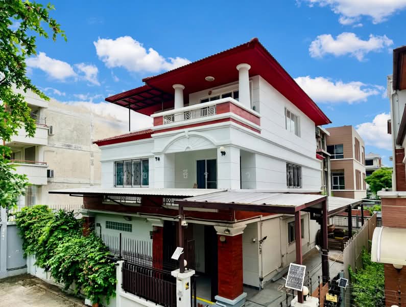 Prime 3-Story House for Sale in Ari Samphan 1 | 60.5 Sq.w | 360 Sq.m | 5 Parking Spaces |, Bangkok