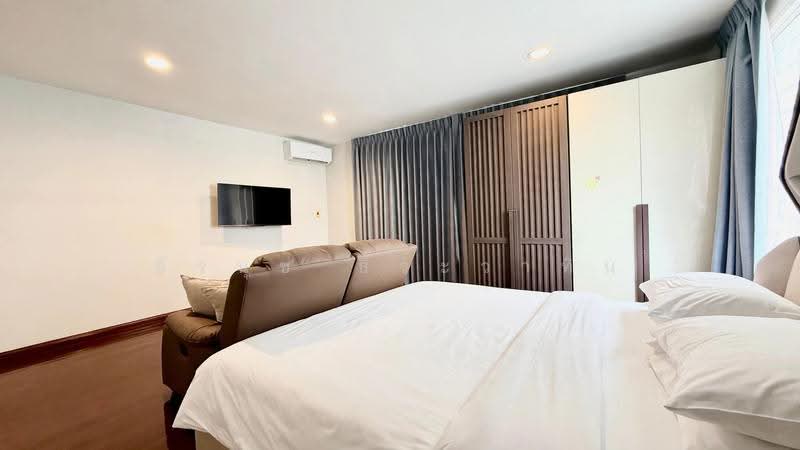 Prime 3-Story House for Sale in Ari Samphan 1 | 60.5 Sq.w | 360 Sq.m | 5 Parking Spaces |, Bangkok