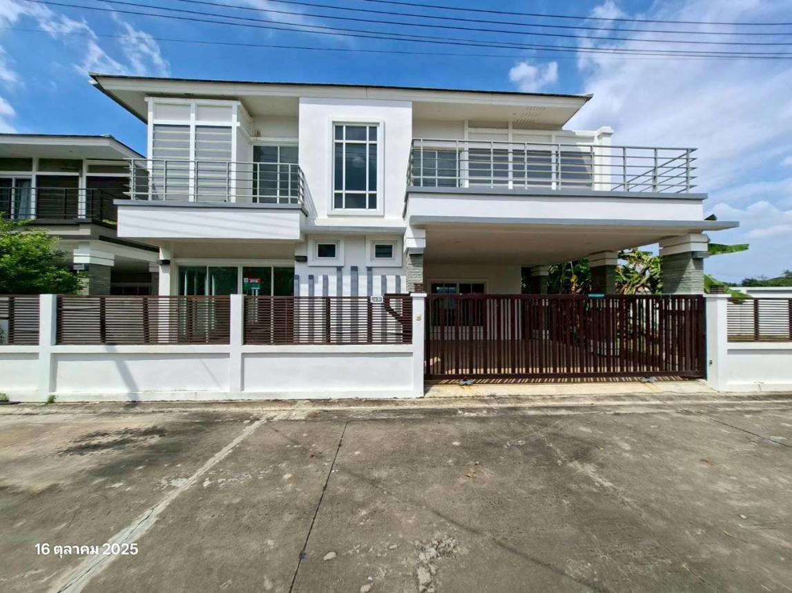 Single House at Golden Sand Village, Nakhon Pathom City, Nakhon Pathom Province