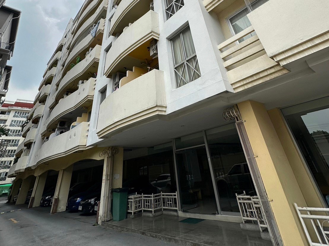 Condominium, Family Park Building A, Huai Khwang, Bangkok