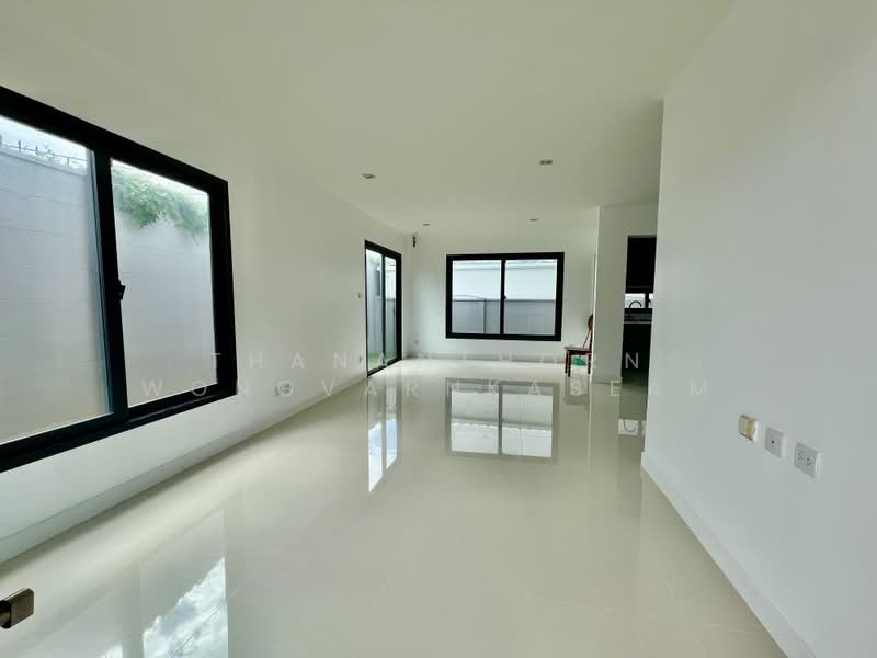 Britania Srinakarin, Samut Prakan