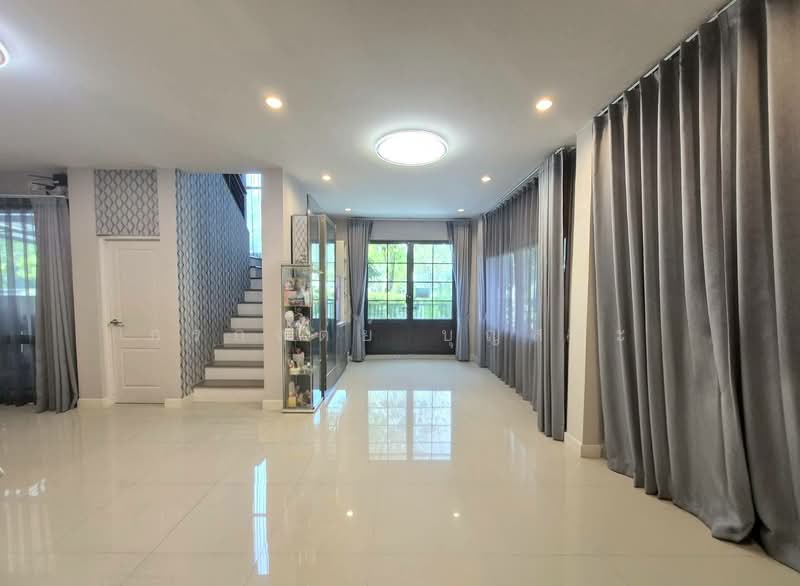 Grande Pleno Watcharapol-Sukhaphiban 5, Bangkok