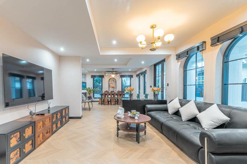 Modern-Classic Pool Villa Near Jomtien Beach, Chon Buri (Pattaya)