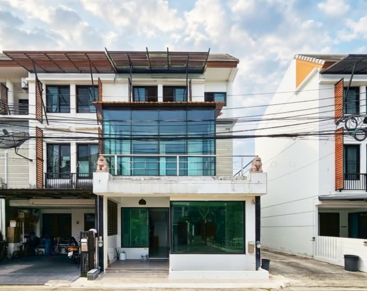 Areeya Mova Kaset-Nawamintr, Bangkok