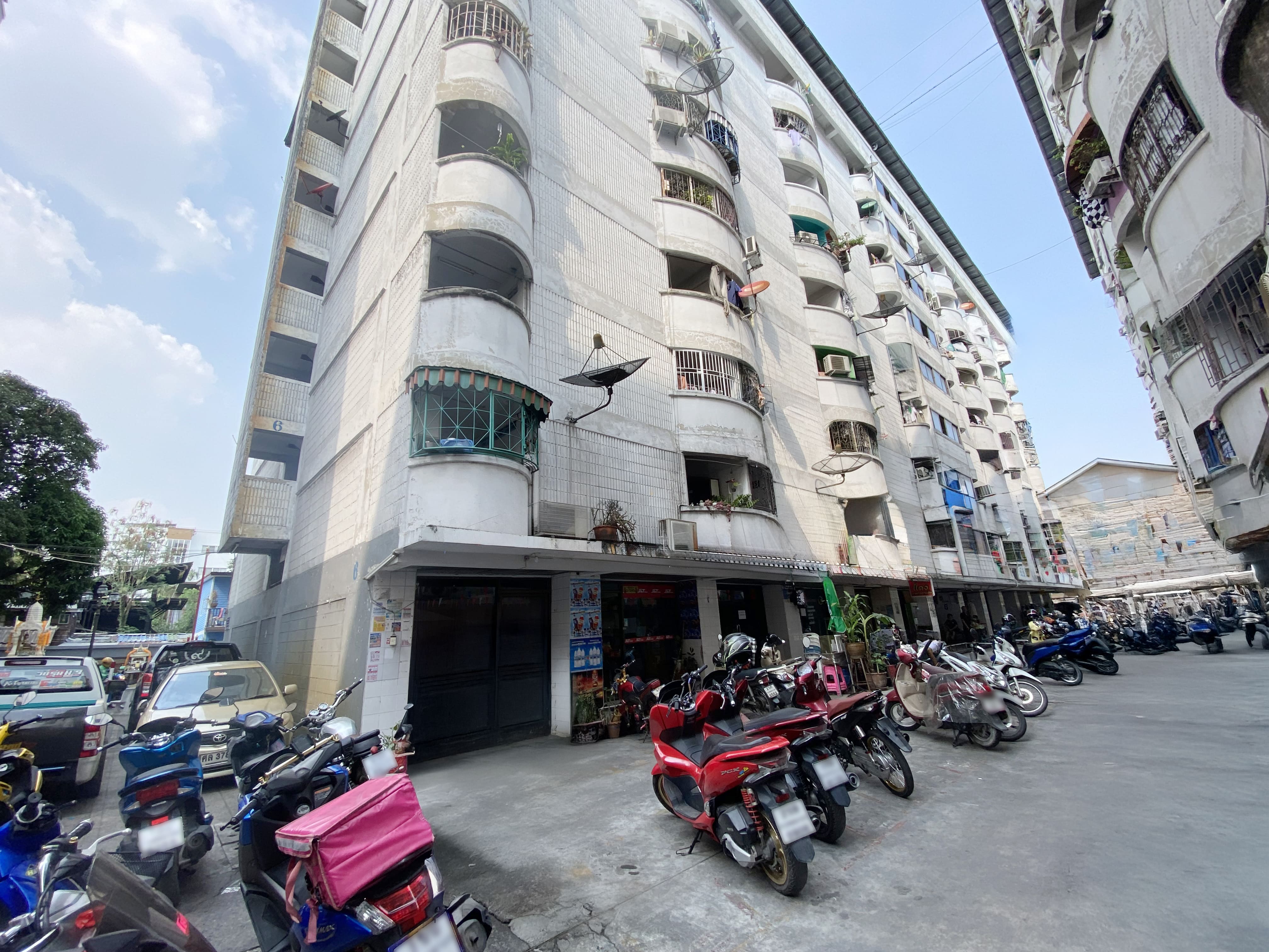 Condominium project along the Chao Phraya River, Bang Khun Non 3.