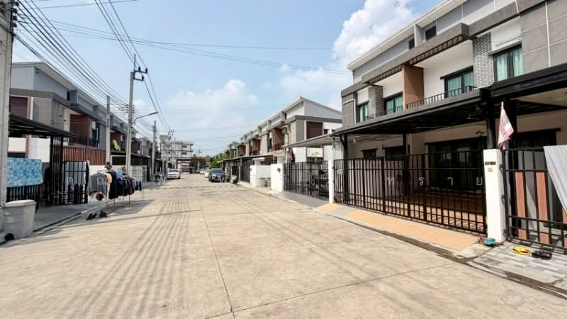 Ratcha Green Kanchanaphisek-Kantana, Nonthaburi