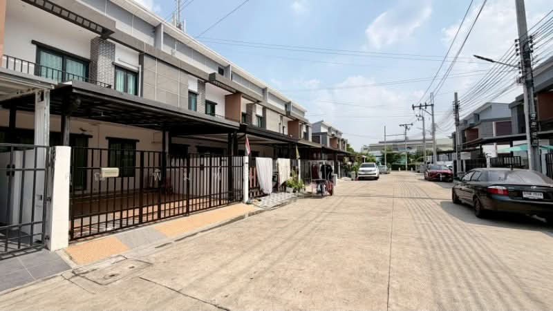 Ratcha Green Kanchanaphisek-Kantana, Nonthaburi