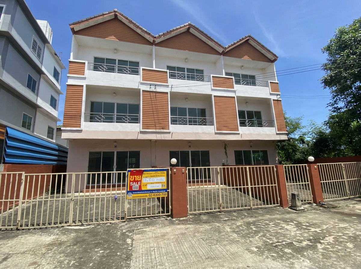 Three adjacent townhouses located on row Jatuchak 1, Saphan Mai Road