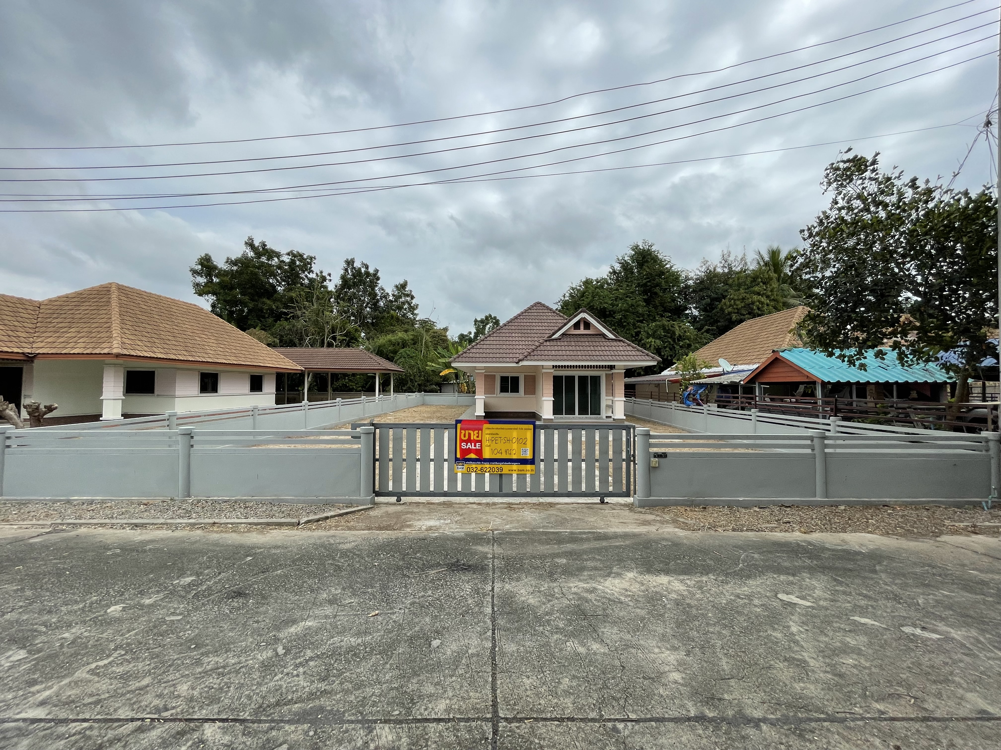 Single-story townhouse project at Chokchai Land and House.