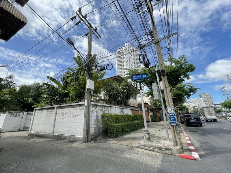 ขาย (เซ้ง) ที่ดิน พร้อมบ้านเดี่ยว 2 หลัง ปากซอยเจริญนคร 19 ทำเลดี แหล่งชุมชน, Bangkok