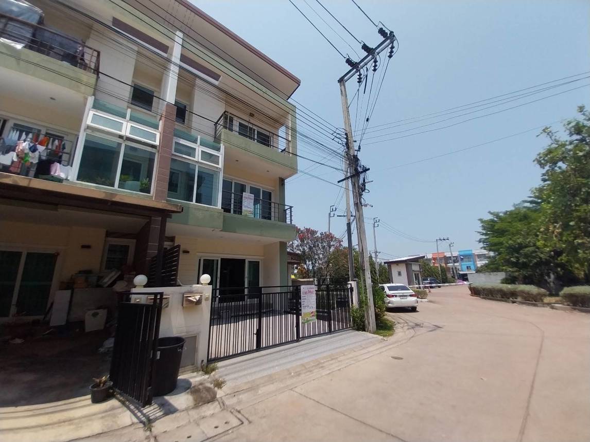 Townhouse with beautiful view, townhome in Thung Khru, Bangkok.