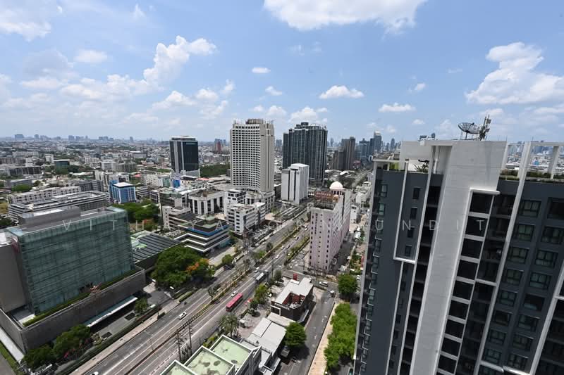 Quinn Ratchada 17, Bangkok