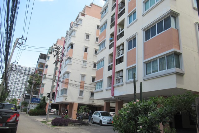 Condominium at The Breeze Nonthaburi project.