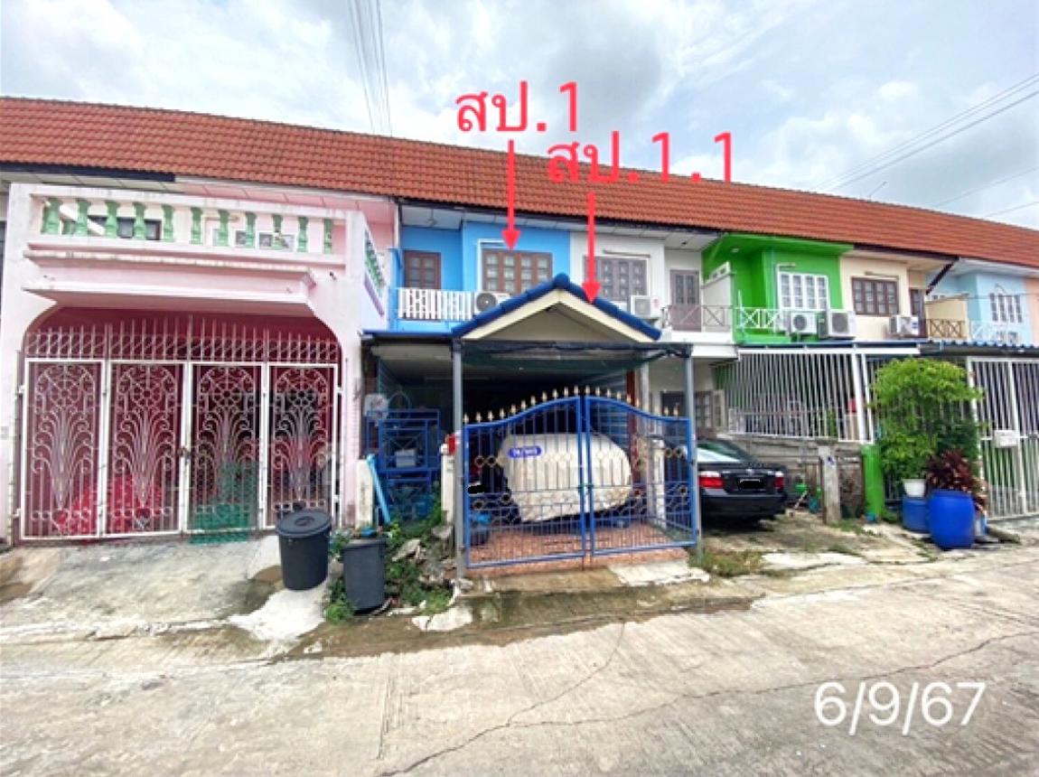 ทาวน์เฮ้าส์ บัวทอง 4 บางบัวทอง นนทบุรี แบ่งพื้นที่เป็น 2 ห้องนอน 2 ห้องน้ำ วิวสระว่ายน้ำ