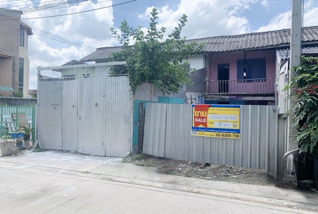 Townhouse in a community development project, Bang Khae.