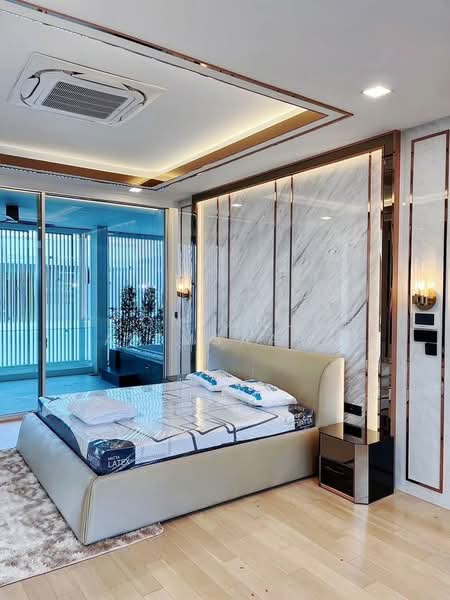 VIVE Ekkamai-Ramintra, Bangkok