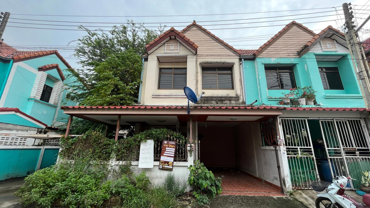 Townhouse in Suan Thong Naresuan, Si Racha, Chonburi