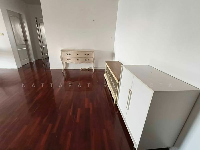 Paholyothin Park condominium, Bangkok
