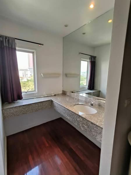 Paholyothin Park condominium, Bangkok