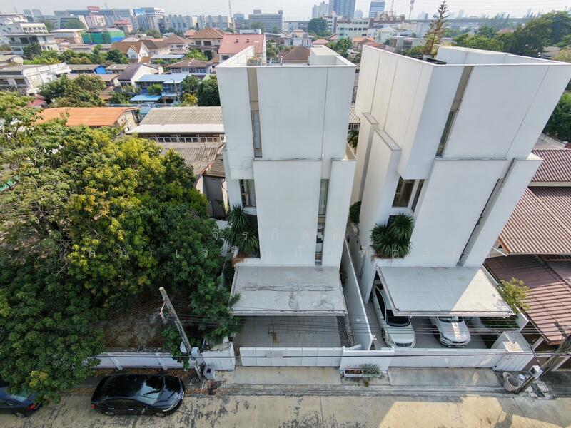 Luxury 4.5 stoies detach home near The Nine, Bangkok