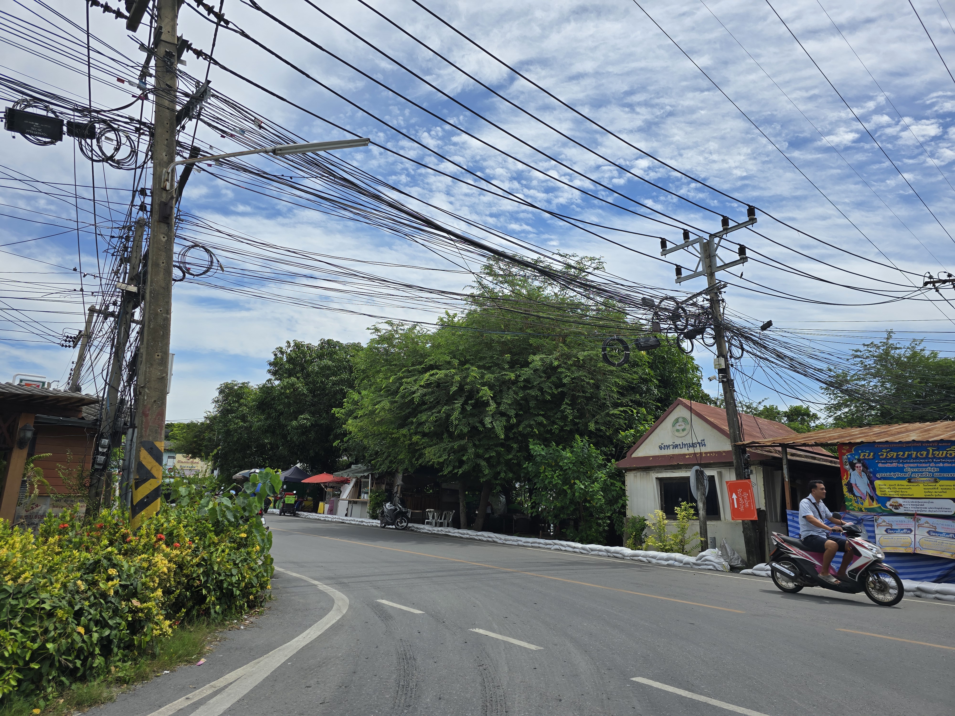 ที่ดินเปล่า ติดถนนท่าลาน - คลองน้ำแล้ง (ใกล้สะพานปทุมธานี 1)