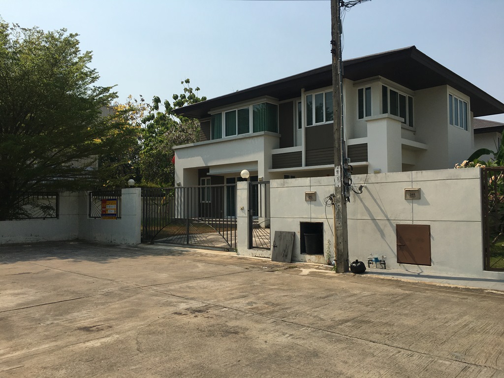 Single-detached house in Munnika Project, Phetkasem 69, Nongkham.